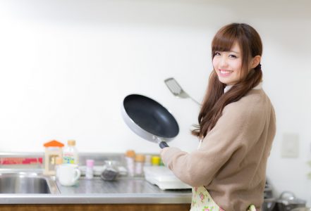 料理する若い女性