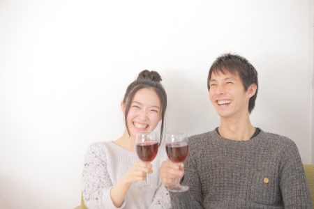ワインを飲むカップル