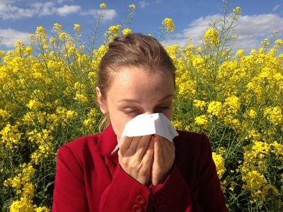アレルギー性鼻炎で苦しむ女性